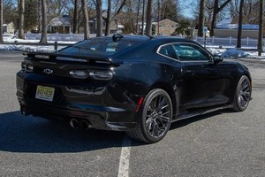 Chevrolet Camaro ZL1 Coupé 2021 d'occasion en excellent état, boîte manuelle 6 vitesses, V8 suralimenté, aileron en fibre de carbone, provenance sud-étatique - Product Image 4
