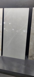 กระเบื้องเซรามิกพอร์ซเลนที่มีความหนา800X1600มม. หนา9มม. สำหรับการตกแต่งภายในของกระเบื้องปูพื้นห้องนั่งเล่นผลิตในอินเดีย - Product Image 5