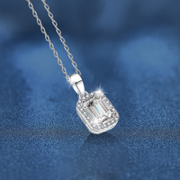 Collier Pendentif Géométrique Femme XMZ110 en Argent Sterling 925 avec Moissanite Taille Radiant Carrée 1 Carat et Zircon Brillant – Bijoux Fins Tendance