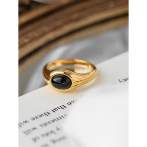 แหวนทองชุบ 18K กันน้ำ ประดับหินอาเกตสีดำ ดีไซน์เรียบหรู สามารถสวมซ้อนกันได้ แหวนหินสีดำหนา พร้อมตัวเลือกเป็นของขวัญ - Product Image 1