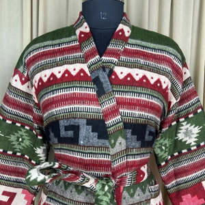 เสื้อคลุมกิโมโนผ้าวูลผสมสำหรับผู้หญิง สวมใส่สบาย อุ่นสบาย เหมาะสำหรับฤดูหนาว ดีไซน์ลายเรขาคณิต แจ็คเก็ตสั้น ทำมือ เนื้อผ้านุ่ม ชุดคลุมอาบน้ำ สวยสมบูรณ์แบบ - Product Image 2
