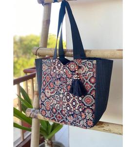 กระเป๋าช้อปปิ้งผ้าคอตตอนพิมพ์ลาย ajrakh มีกระเป๋าด้านในปิดซิปที่ปลอดภัยเหมาะสำหรับใช้ในชีวิตประจำวันขนาด13x13x7นิ้ว - Product Image 3