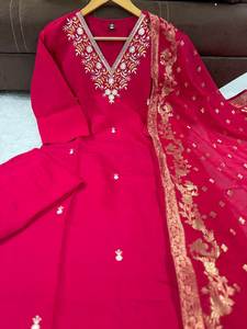 À la mode couleur rouge léger col en V broderie Diwali & Holi spécial Viscose chanderi soie fantaisie Kurti & Pent avec ensemble Dupatta - Product Image 6