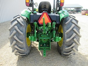2022 John Deer 5065E 70HP 4WD Gear Drive Tracteur agricole à haute productivité avec roulement de boîte de vitesses de pompe - Product Image 4