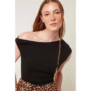 Blusa Abierta con Cuello Barco y Un Hombro Descubierto - Product Image 3