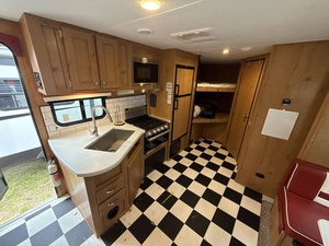 รถบ้านมือสอง ปี 2023 รุ่น Riverside RV Retro 240BH สำหรับตั้งแคมป์ - Product Image 5