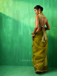 Sari de organza verde ADAA Mehendi con borde bordado con espejos dorados y contraste de seda rosa. |   Ropa para fiestas de boda - Product Image 5