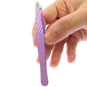 Pince à épiler élégante en acier inoxydable avec finition dorée, conçue pour la mise en forme des sourcils de précision, les salons de beauté et les professionnels. - Product Image 5