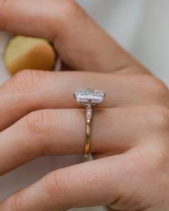 Anillo de compromiso de diamantes de moissanita de corte radiante de 11x9mm | Solitario Pave Band Plata de ley chapada en oro de 18 quilates | Nupcial minimalista - Product Image 3