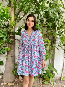 Robe en coton indien fait à la main avec imprimé floral Trendy Summer Casual Stand-Neck pour les femmes pour les fêtes de club ou les cadeaux - Product Image 2