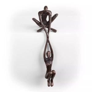 Homme Femme Tenant Artistique Design Luge Sculpture Métal Objet Décoratif Accent Maison Table Étagères En Vrac Acheter Décoration de La Maison - Product Image 6