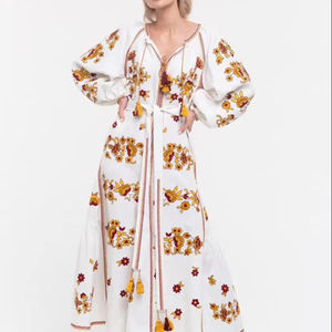 Hermoso Vestido Bordado Floral Ucraniano para Mujer con Mangas Largas, Estilo Bohemio, Bordado a Máquina Elegante - Product Image 1