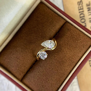 Bague de fiançailles en or 14K 18K avec deux pierres, diamant de laboratoire taille poire et taille ronde, design Toi et Moi, 2 carats, pour femme, à porter au quotidien - Product Image 1