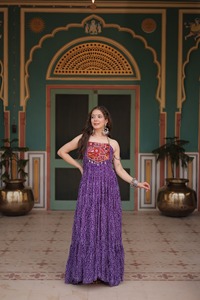 Vestido de Georgette con Estampado Tradicional Bandhani y Parches Kutchi, Especial para Navratri, Estilo Indio-Pakistaní, para Bodas y Eventos - Product Image 6