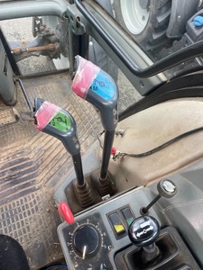 2001 Vaaltra 6650 Hi Tech Tracteur d'origine très propre 3 vannes à bobine Boutons de commande de levage externes 18000 HRS - Product Image 6