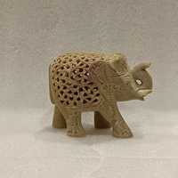 Statue d'éléphant en marbre vert artisanal, tronc levé, style filigrane animalier, sculpture décorative en pierre avec design sous-coupé élégant