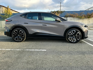 2024 V O L K S W A G E N I D.U N I X Hatchback AWD con dirección izquierda automática Batería de litio Asientos de cuero Portaequipajes de techo de metal - Product Image 5