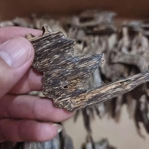 Calidad Superior Pure Oud Vietnam Wood Chips Agarwood para incienso y difusor de aromaterapia - Product Image 1
