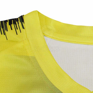 Conjunto de uniforme de fútbol para hombres con Jersey y pantalones cortos personalizados para partidos y entrenamientos de equipos - Product Image 3