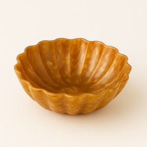 Bol décoratif luxueux en résine dorée avec bord festonné parfait pour servir des collations de salades de fruits ou comme maison élégante - Product Image 1