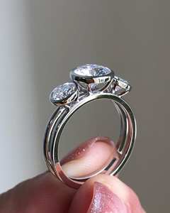 Bague de déclaration élégante avec ensemble de lunette coupe Moissanite trois pierres Design délicat parallèle double tige anneaux de pierres précieuses - Product Image 2