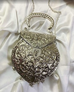 กระเป๋าถือประดับพู่ทองเหลืองหรูหราสำหรับผู้หญิง งานปาร์ตี้สุดหรู กระเป๋าคลัทช์สำหรับงานกลางคืน คุณภาพสูง ผู้ส่งออกขายส่งจากอินเดีย - Product Image 1