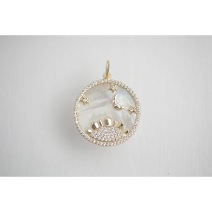 Pendentif géométrique plaqué or avec accents de diamants, de perles et de zircons - Product Image 4