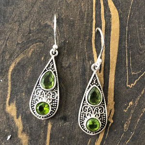 Boucles d'oreilles pendantes en péridot de 4,2 grammes, pièce maîtresse élégante et tendance - Product Image 1