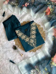 Nuevo Conjunto de Kurti, Pantalón y Dupatta de Seda Viscosa con Cuello en V, Completamente Cosido por Diseñadores - Product Image 4