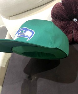 Gorro de Gran Tamaño Unisex Noggin Boss, Gorra Ajustada con Logotipo de Equipo Personalizado Bordado, Gorro Gigante Rojo Extra Grande con Espuma de Alta Calidad - Product Image 5