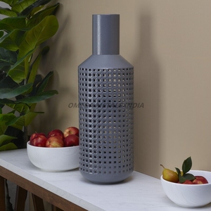 Juego de jarrones de metal personalizados en elegante color negro con textura martillada y forma cilíndrica alta para decoración moderna del hogar - Product Image 2