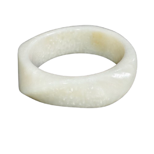 Sofisticato Bracciale in Resina Effetto Marmo Bianco Nuvola con Forma Scultorea Asimmetrica – Gioielli Minimalisti Contemporanei per Donne - Product Image 1