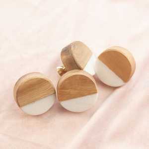 Boutons en résine en bois de conception moderne fabriqués à la main avec un motif floral complexe améliorant l'élégance pour les armoires et les meubles - Product Image 3