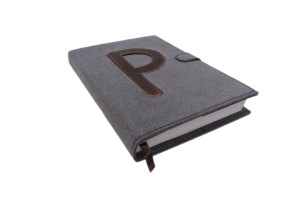 Cahier à couverture rigide professionnel véritable personnalisable de qualité supérieure feutre de cuir Alphabet boucle de stylo rechargeable caractéristique journal OEM - Product Image 2