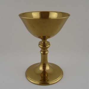 Copa de vino de iglesia de latón antiguo Premium con patrones florales tallados, hechos a mano detalles artesanales, diseñados para ceremonias sagradas - Product Image 3