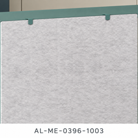 Poste de travail de bureau moderne avec rangement intégré, étagères murales ouvertes et bureau blanc pour les intérieurs de bureaux commerciaux