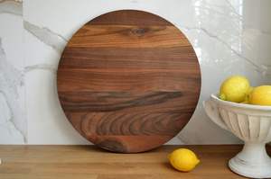 Planche à découper en bois artisanale rustique, finition à l'huile naturelle, parfaite pour la cuisine de ferme avec du fromage en acier inoxydable - Product Image 5