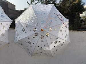 Élevez votre journée spéciale avec l'exquis parapluie de décoration de mariage en dentelle victorienne en coton fabriqué à la main - Product Image 4