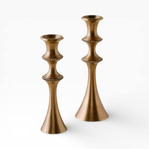 Paire de bougeoirs décoratifs élégants en laiton avec détails perlés pour la décoration d'intérieurs de luxe - Product Image 1