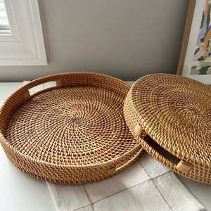 Plateau de service en rotin avec poignées découpées Plateau en osier naturel pour le petit déjeuner et la décoration disponible en vrac d'Inde - Product Image 1