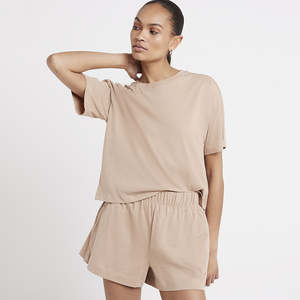 Tenue d'été légère pour femme avec t-shirt à manches courtes et short confortable parfait pour la maison et l'extérieur - Product Image 1