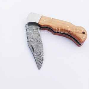 Damas personnalisé fait à la main multifonctionnel survie en plein air couteau pliant manche en bois d'olivier couteau de poche avec étui en cuir - Product Image 3
