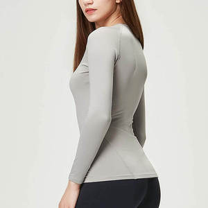 Camisa de compresión para mujer personalizada al por mayor, ropa de gimnasio personalizada, ropa para correr con capa base, ropa para correr, top de yoga y fitness - Product Image 5