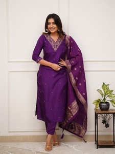 งานปักผ้าจอร์เจียประดับหินพื้นล่างสุดด้วยผ้า Dupatta rama - Product Image 4