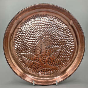 Assiette de présentation en cuivre, fil de fer artisanal, design dentelle, moderne, personnalisable, durable, pour fêtes, mariages, événements, maison, restaurant, hôtel - Product Image 1