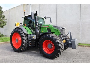 Tracteur agricole Fendt 220 CV, moteur 4x4, cabine fermée, machine agricole robuste - Product Image 1