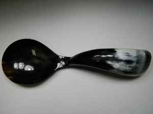 Cuillère à salade classique de luxe écologique en corne de buffle unique avec manche en bois de rose, taille personnalisable, fabriquée à la main en Inde pour mariage - Product Image 3