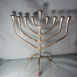 Elegante Menorá Moderna Curva Dorada con Silueta Minimalista para Decoración Premium y Encanto Festivo para Exhibición de Velas - Product Image 6