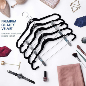ไม้แขวนเสื้อผ้ากำมะหยี่สีดำแบบคลาสสิก พรีเมียม พร้อมคลิปหนีบกันลื่น ดีไซน์แบบฟล็อค ประหยัดพื้นที่ ชั้นเดียว สำหรับโรงแรม ร้านค้า ตู้เสื้อผ้า รีดง่าย - Product Image 2
