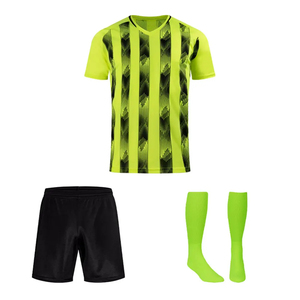 Ensemble de maillot de football personnalisé en sublimation bleu clair, respirant et à séchage rapide, uniforme d'équipe de football avec short et chaussettes noirs pour hommes - Product Image 5